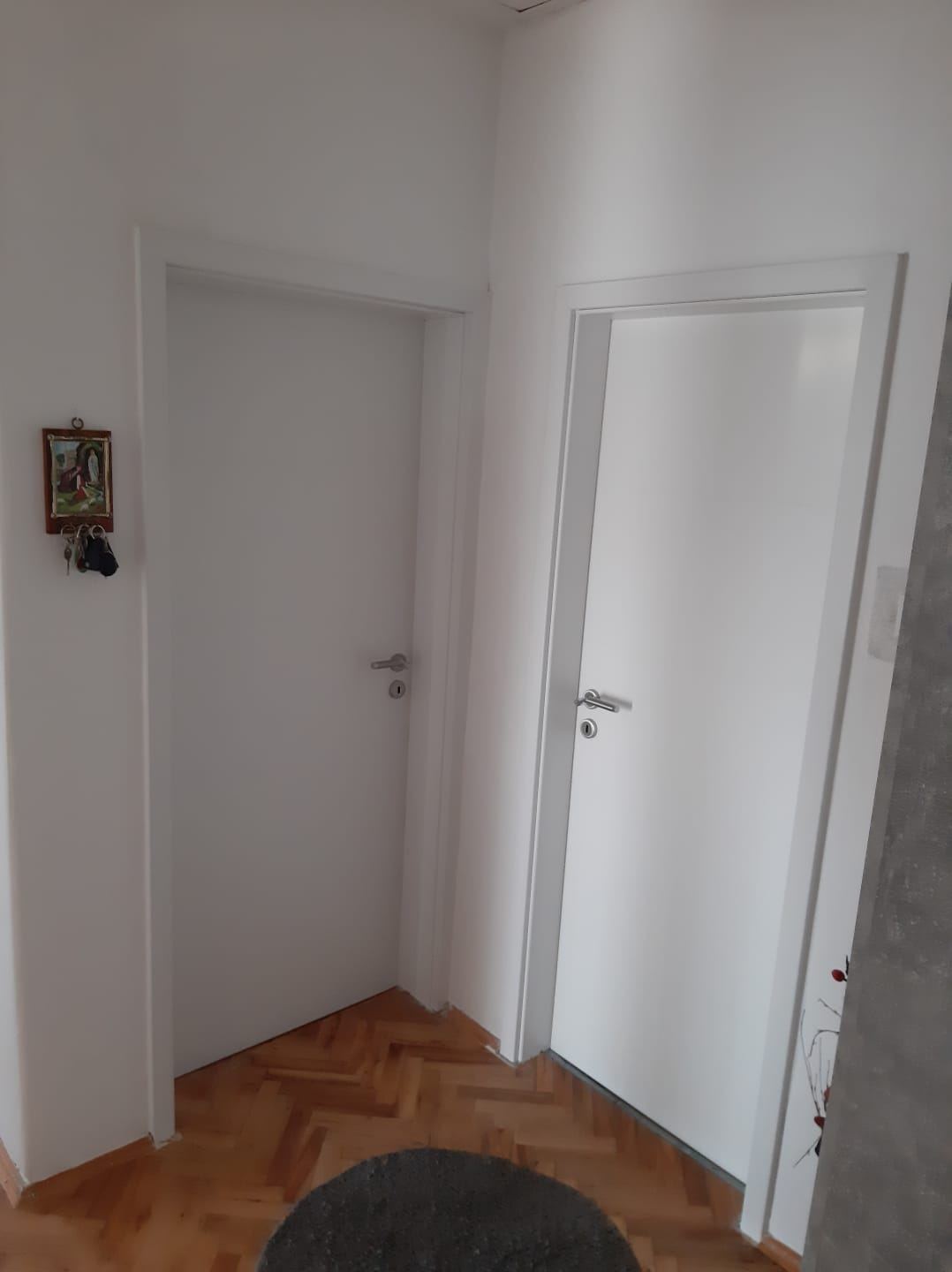 Bijela sobna vrata